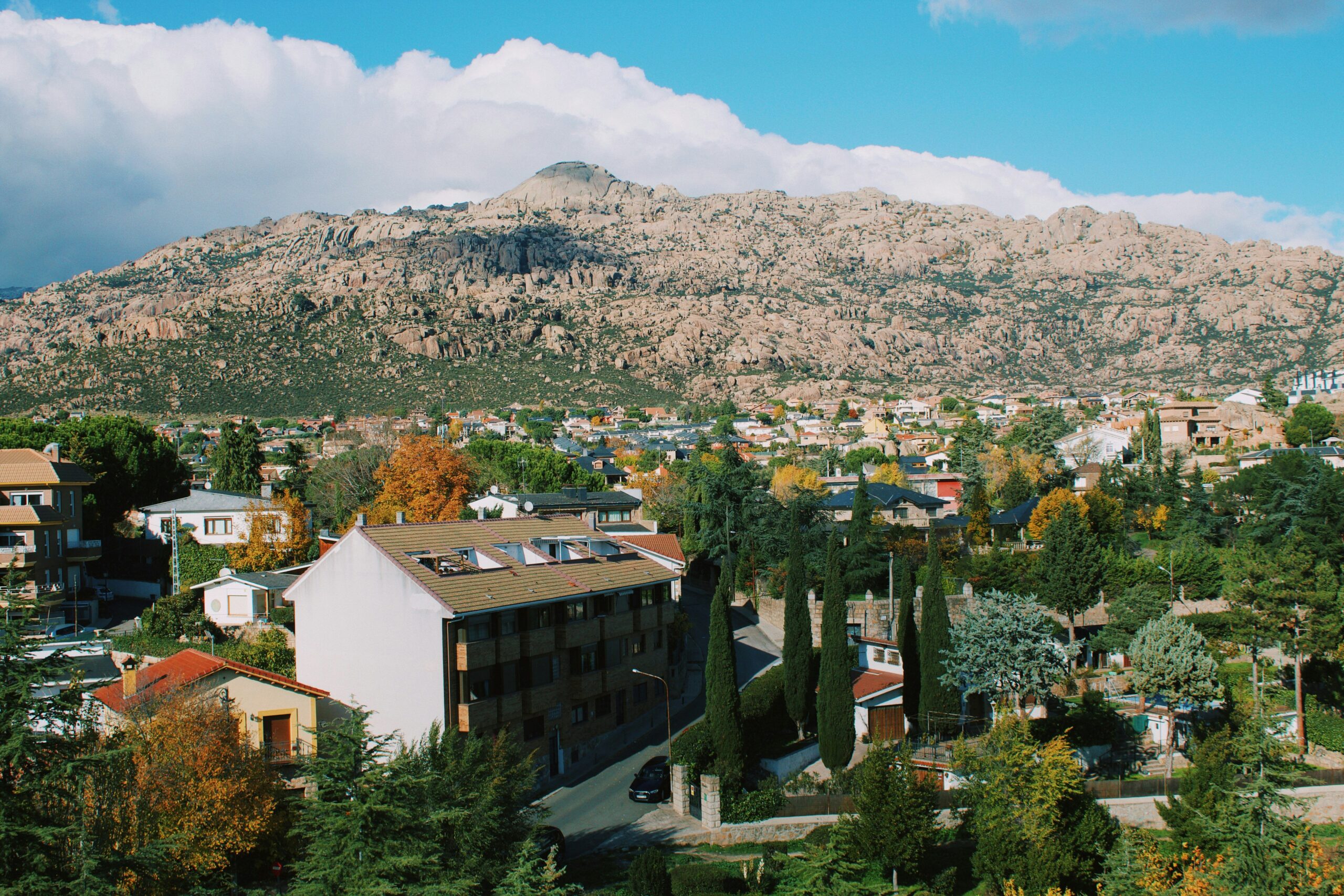 A landscape view of houses in Nevada with the mountain and the sky at the top.